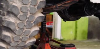 Lo aplastó el carro que reparaba +DETALLES