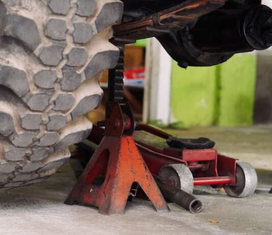 Lo aplastó el carro que reparaba +DETALLES