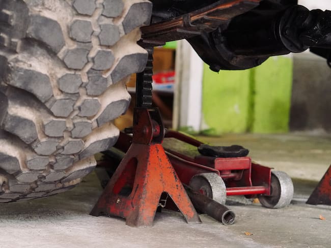 lo aplastó el carro