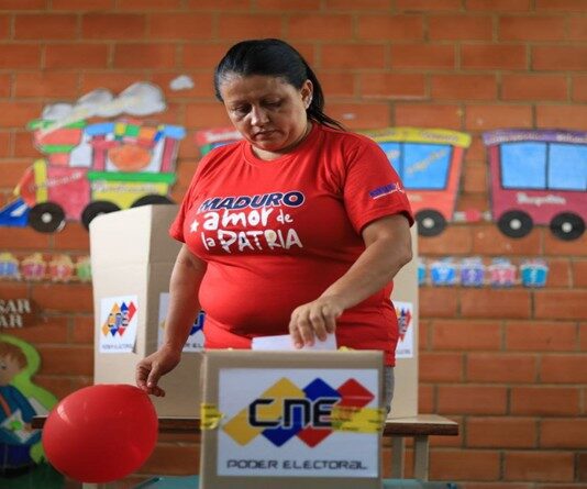 Maduro llama participar masivamente en la consulta del 23N Maduro llama participar masivamente en la consulta del 23N