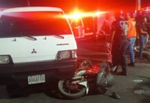 Motorizado se desplazaba a exceso de velocidad e impactó con un carro