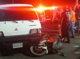 Motorizado se desplazaba a exceso de velocidad e impactó con un carro