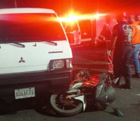 Motorizado se desplazaba a exceso de velocidad e impactó con un carro