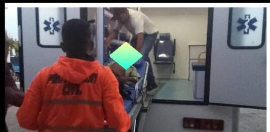 Niño lesionado tras caer de un árbol en Pueblo Nuevo