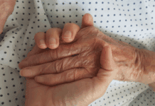 Herida septuagenaria tras caer del techo de su casa mientras lavaba un tanque