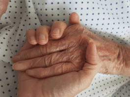 Herida septuagenaria tras caer del techo de su casa mientras lavaba un tanque