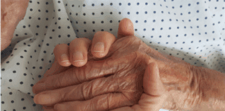 Herida septuagenaria tras caer del techo de su casa mientras lavaba un tanque