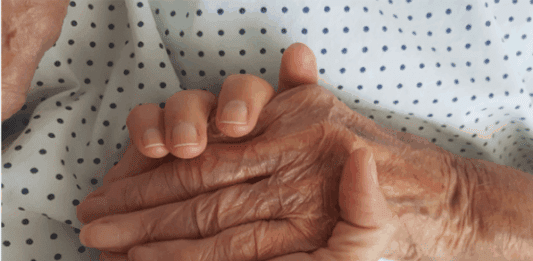 Herida septuagenaria tras caer del techo de su casa mientras lavaba un tanque