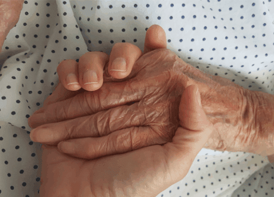 Herida septuagenaria tras caer del techo de su casa mientras lavaba un tanque