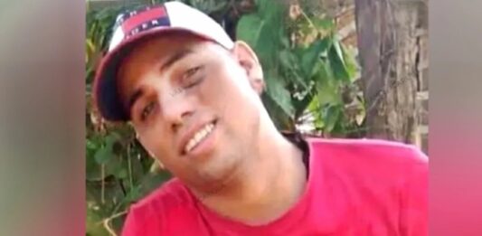 Acribillan a tiros a un joven frente a su casa