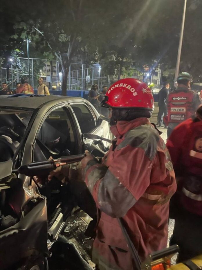 Caracas | Choque contra árbol dejó dos muertos y siete heridos