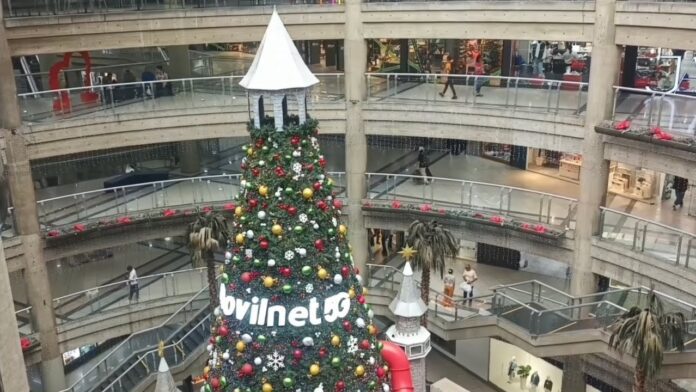 Centros comerciales extenderán horario de cierre por Navidad