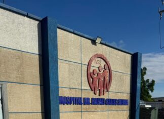 Dama sufre lesiones al caerle un vehículo encima en el sector Industrial