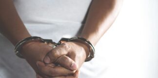 Hombre estafó a varias madres solteras y les gritó «¡Feliz Navidad!» tras ser condenado Hombre estafó a varias madres solteras y les gritó "¡Feliz Navidad!" tras ser condenado