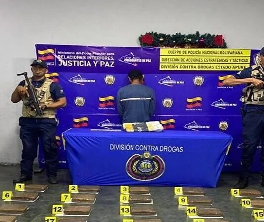 Detienen a hombre con 30 kilos de droga
