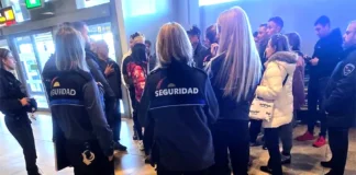 Intentan desalojar a venezolanos varados en aeropuerto de Barajas Intentan desalojar a venezolanos varados en aeropuerto de Barajas