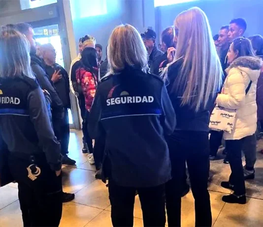 Intentan desalojar a venezolanos varados en aeropuerto de Barajas Intentan desalojar a venezolanos varados en aeropuerto de Barajas