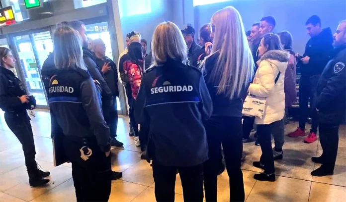 Intentan desalojar a venezolanos varados en aeropuerto de Barajas