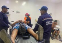 ¡Dos motorizados lesionados! | Ford Laser y moto MD colisionan en Caja de Agua