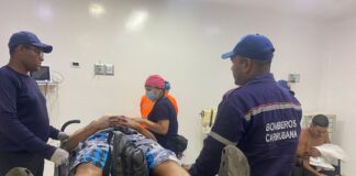 ¡Dos motorizados lesionados! | Ford Laser y moto MD colisionan en Caja de Agua