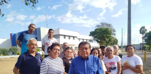 Residentes de la urbanización Cruz Verde protestan en Corpoelec tras un mes sin energía eléctrica