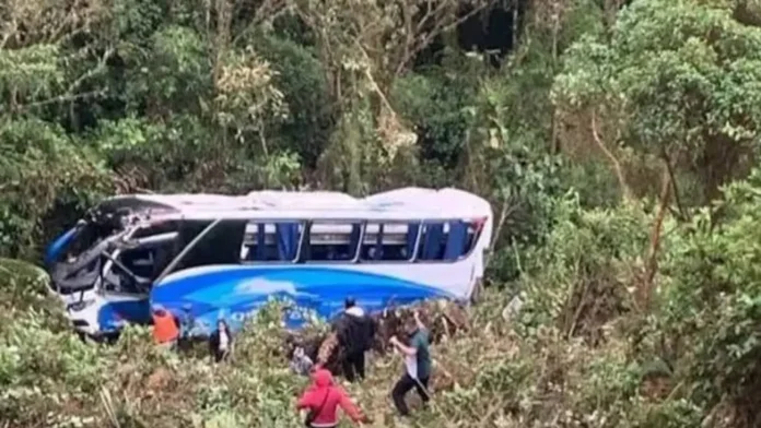 Tragedia-Bucaramanga-bus-intermunicipal-cae-precipicio Tragedia en Bucaramanga: bus intermunicipal cae a un precipicio