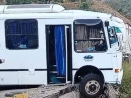Vídeo|Unidad de transporte público casi cae en un río en el páramo merideño