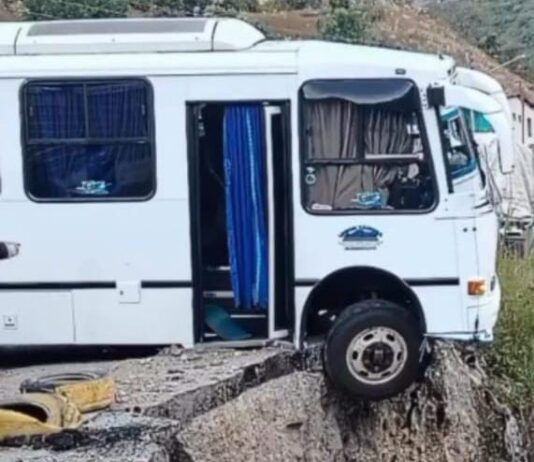 Vídeo|Unidad de transporte público casi cae en un río en el páramo merideño