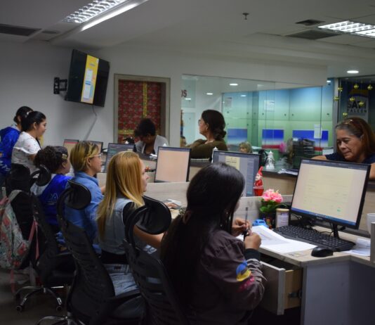 SUMITCA entrega más de 300 stickers de solvencia vehícular SUMITCA entrega más de 300 stickers de solvencia vehícular en Carirubana