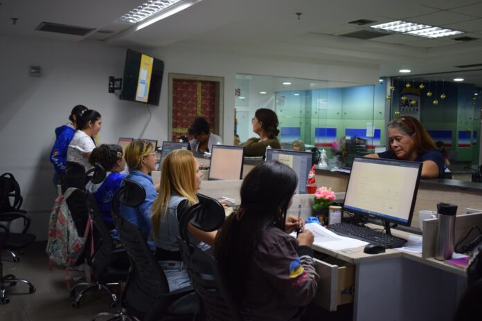 SUMITCA entrega más de 300 stickers de solvencia vehícular en Carirubana