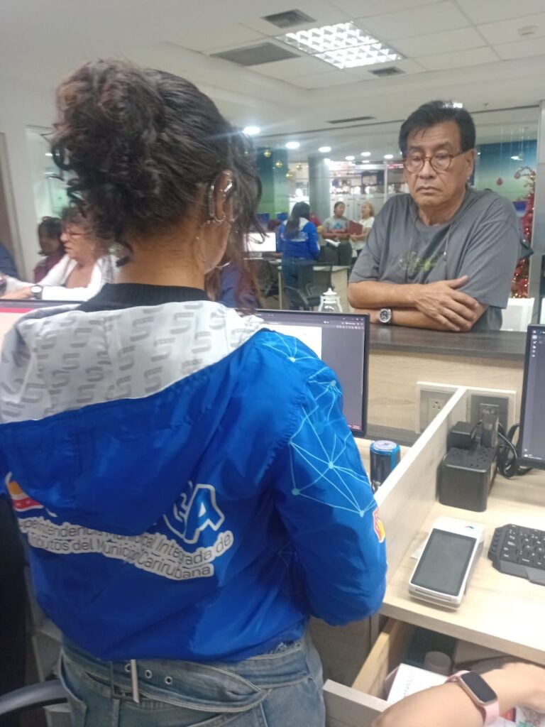 SUMITCA entrega más de 300 stickers de solvencia vehícular en Carirubana