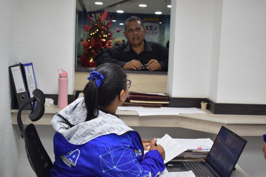 SUMITCA entrega más de 300 stickers de solvencia vehícular en Carirubana