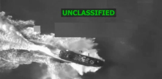 Almirante estadounidense desmintió recibir orden de matar a sobrevivientes en lancha en el Caribe Almirante estadounidense desmintió recibir orden de matar a sobrevivientes en lancha en el Caribe