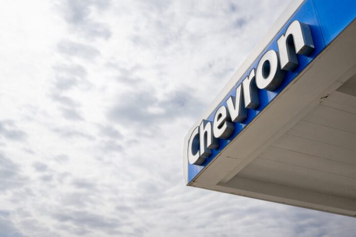 Chevron envía personal por vía aérea para continuar trabajo en Venezuela