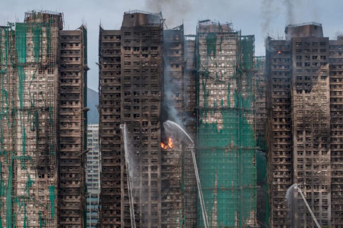 Trece detenidos por el incendio en Hong Kong