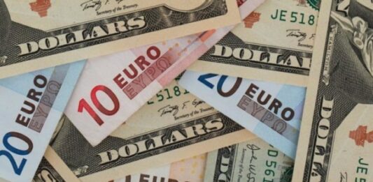 El euro superó los Bs.300 y el dólar oficial subió 1,20% para ubicarse en Bs.257,93 El euro superó los Bs.300 y el dólar oficial subió 1,20% para ubicarse en Bs.257,93