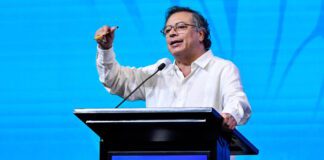 Petro: «Estamos bajo amenaza y tenemos que quitárnoslas de encima» Petro: "Estamos bajo amenaza y tenemos que quitárnoslas de encima"