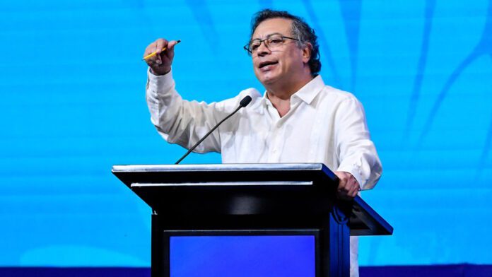 Petro: "Estamos bajo amenaza y tenemos que quitárnoslas de encima"