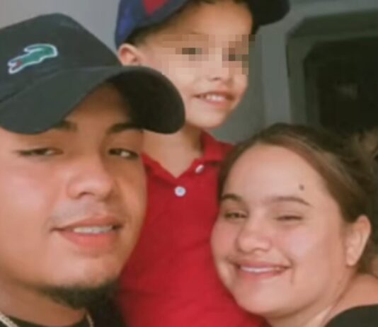 España | Prisión provisional y sin fianza para madre de niño venezolano asesinado Un juez decretó prisión provisional, comunicada y sin fianza, para la madre del menor Bárbara Bravo Ochoa, de 21 años de edad y con 5 meses de embarazo, y para su pareja Juan David Rivera Cadena, de 25. Familiares del niño relataron que, desde la llegada del hombre, el menor comenzó a mostrar signos visibles de deterioro físico: pérdida de peso, ojeras, hematomas, quemaduras y fracturas