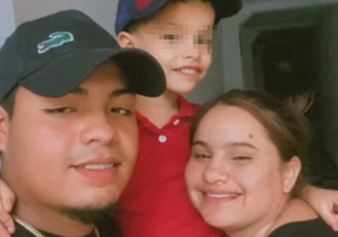 lucca-nino-venezolano-asesinado-espana Un juez decretó prisión provisional, comunicada y sin fianza, para la madre del menor Bárbara Bravo Ochoa, de 21 años de edad y con 5 meses de embarazo, y para su pareja Juan David Rivera Cadena, de 25. Familiares del niño relataron que, desde la llegada del hombre, el menor comenzó a mostrar signos visibles de deterioro físico: pérdida de peso, ojeras, hematomas, quemaduras y fracturas