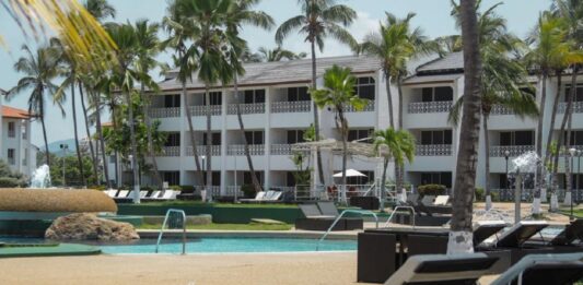 Fenahoven: suspensión de vuelos redujo expectativas de ocupación hotelera en diciembre Aberto Vieira, presidente del gremio, precisó que el sector estimaba una ocupación hotelera nacional del 50% en temporada decembrina. Hasta hace unos días habían logrado alcanzar el 32% de la meta