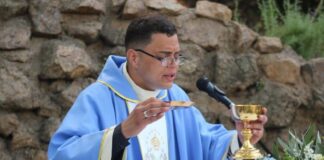 Chile | Falso sacerdote venezolano celebró misas durante un año lleva aproximadamente un año realizando misas y ritos vistiendo ornamentos religiosos similares a los de la Iglesia Católica.