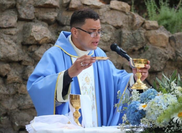 lleva aproximadamente un año realizando misas y ritos vistiendo ornamentos religiosos similares a los de la Iglesia Católica.