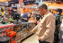 Alcalde Daniel Villa inspecciona ventas de repuestos automotriz