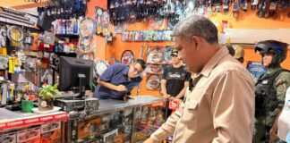 Alcalde Daniel Villa inspecciona ventas de repuestos automotriz