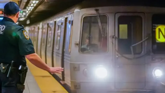 Atacó brutalmente a un adolescente tras un tropiezo accidental en el metro