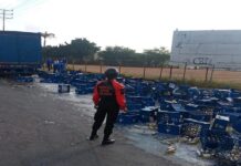 Camión de Polar perdió su carga tras un hecho vial