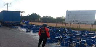 Camión de Polar perdió su carga tras un hecho vial