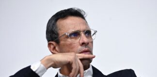 Capriles solicita ajuste del salario mínimo y bono de $150 para pensionados Capriles solicita ajuste del salario mínimo y bono de $150 para pensionados