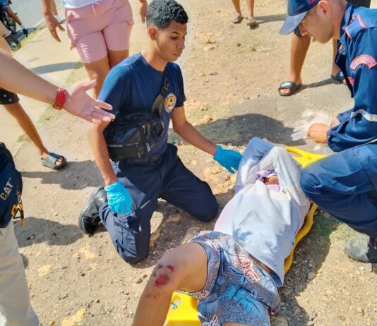 Vídeo| Colisión entre moto y carro con lesionados en Nuevo Pueblo